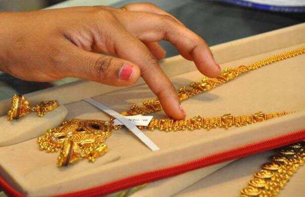 தொடர்ந்து ஜெட் வேகத்தில் ஏறும் தங்கம் விலை - இல்லத்தரசிகள் கவலை