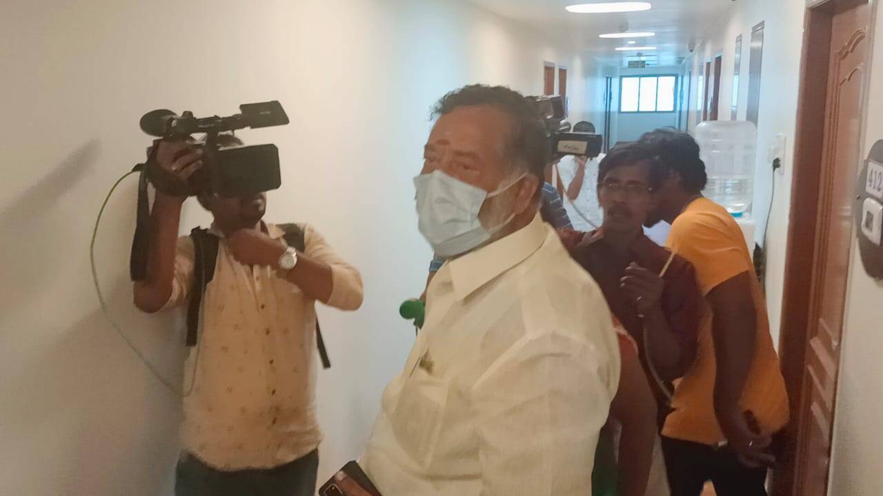 சசிகலாவுடன் ஓபிஎஸ் தம்பி திடீர் சந்திப்பு