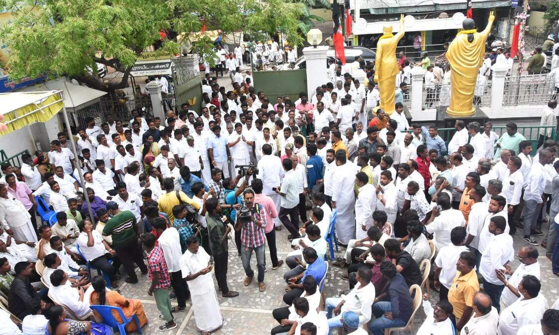 உச்சகட்ட பரபரப்பு - அதிமுக தலைமை அலுவலகத்தில் குவியும் தொண்டர்கள்