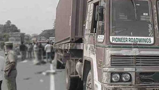 படிக்கட்டில் தொங்கியபடி பயணித்த 4 மாணவர்கள் உயிரிழப்பு