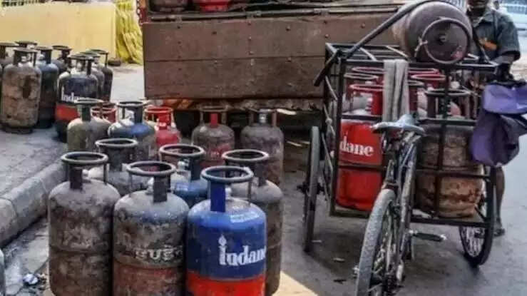 கேஸ் சிலிண்டர் விலை 30 ரூபாய் குறைப்பு..!