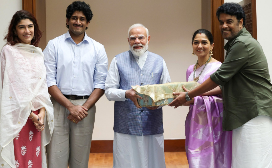 மோடியை நேரில் சந்தித்து திருமண அழைப்பிதழ் வழங்கிய குஷ்பு - சுந்தர்.சி