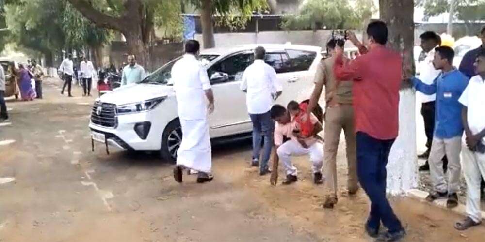 அமைச்சரை தொடர்ந்து திமுக எம்பி -வைரலாகும் 'நாற்காலி' வீடியோ