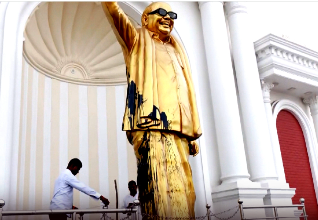 கருணாநிதி சிலை மீது தார் ஊற்றிய மர்மநபர்கள்