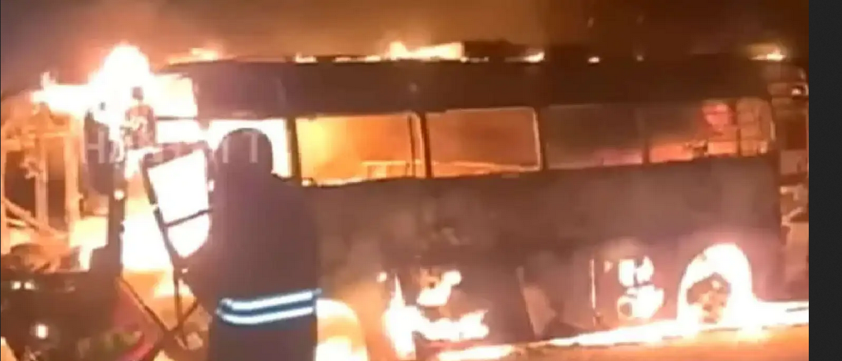 நள்ளிரவில் தீ பிடித்து எரிந்த பேருந்து.. ஜன்னல் வழியே குதித்து உயிர் தப்பிய 40 பேர்..