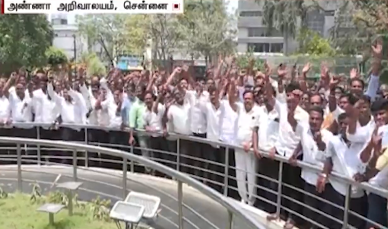 அண்ணா அறிவாலயத்தில் தாம்பரம் எம்.எல்.ஏ. எஸ்.ஆர்.ராஜா ஆதரவாளர்கள் ஆர்ப்பாட்டம்