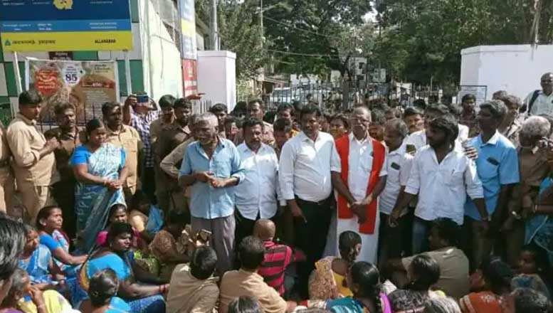 மேயருக்கு கொண்டு வந்த மாலையை சாலையில் தூக்கி எறிந்த தூய்மை பணியாளர்கள்