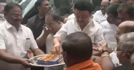 திமுக முன்னிலை - இனிப்பு வழங்கிய முதலமைச்சர் மு.க.ஸ்டாலின்