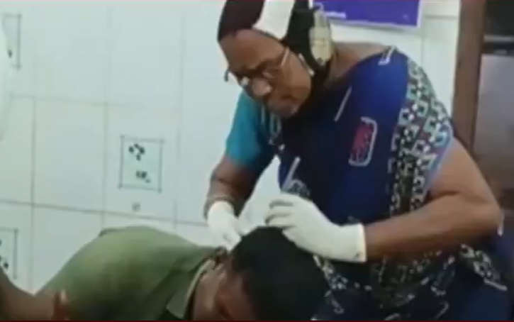 தலையில் பட்ட அடிக்கு தையல் போட்ட சமையல் ஊழியர்! அரசு மருத்துவமனையில் அவலம்