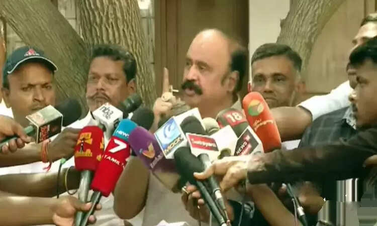 யோவ்..அம்மாவே பாத்தாங்கய்யா... விட்ரு..நீ வெளியே போ...எடப்பாடியை விளாசும் புகழேந்தி