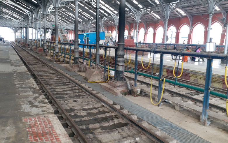 சென்னையில் முடங்கியது மின்சார ரயில் சேவை: பொதுமக்கள் கடும் அவதி..!