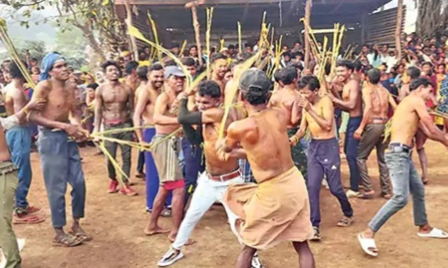 வினோத திருவிழா : சாணி நீரில் ஊறவைத்த கட்டையால் அடி வாங்கும் பக்தர்கள்..!