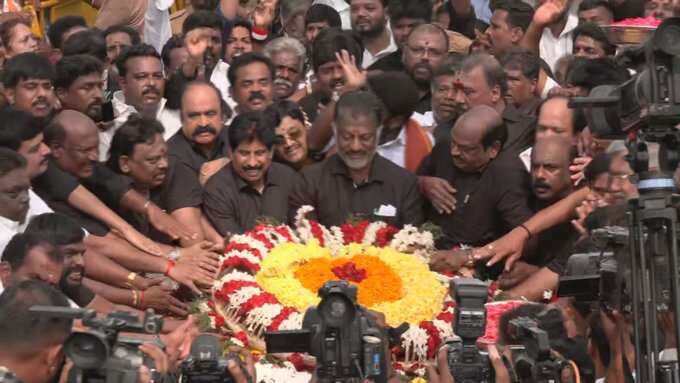 ஜெயலலிதா நினைவு தினம்: ஓபிஎஸ் பேரணியாக சென்று அஞ்சலி..