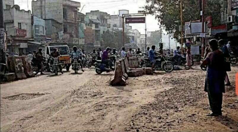 ஈரோடு மூலப்பட்டறை சந்திப்பில் தொடர் போக்குவரத்து நெரிசல்... ரவுண்டானா அமைக்க பொதுமக்கள் கோரிக்கை!