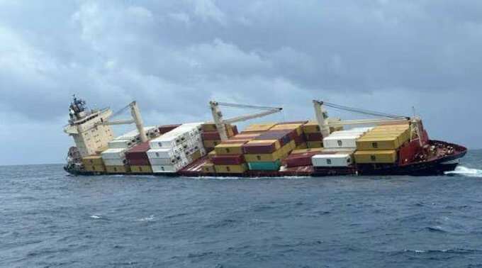 கொச்சி கடலில் மூழ்கிய கப்பல்... ஆபத்தான கண்டெய்னர்கள் கரை ஒதுங்குவதால் பரபரப்பு