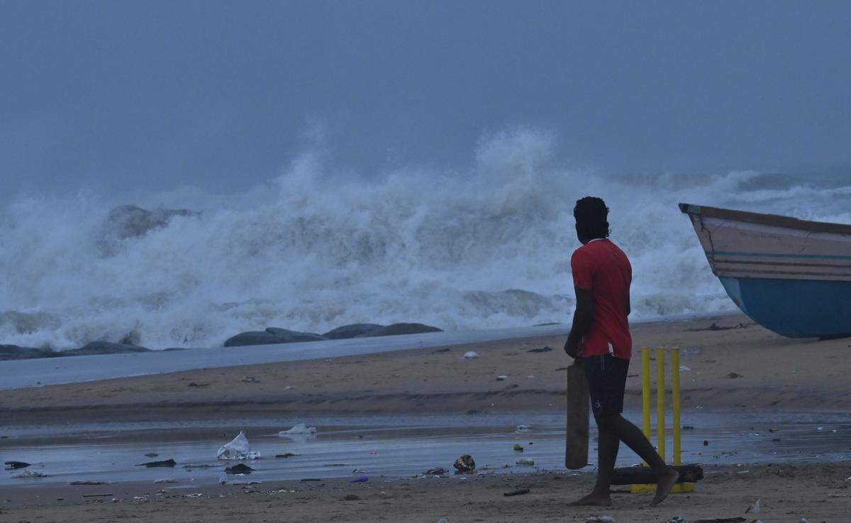 மீனவர்கள் உடனே கரைக்கு திரும்புங்க..! வானிலை மையம் அலெர்ட்..!
