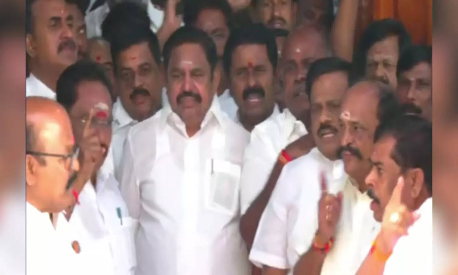 #BREAKING : அதிமுக எம்எல்ஏக்கள் வெளிநடப்பு..!!