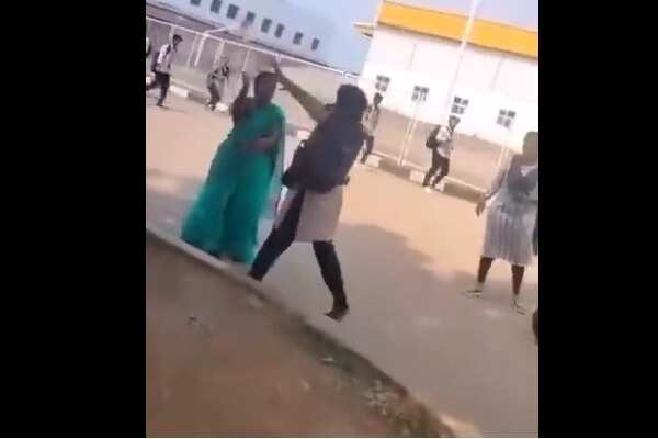 செல்போனை பிடிங்கிய பேராசிரியரை செருப்பால் அடித்த மாணவி