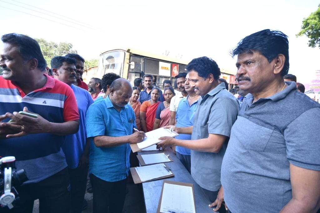 மதுரை இரயில்வே நிலத்தை பாதுகாக்க மாபெரும் கையெழுத்தியக்கம் தொடக்கம்!!