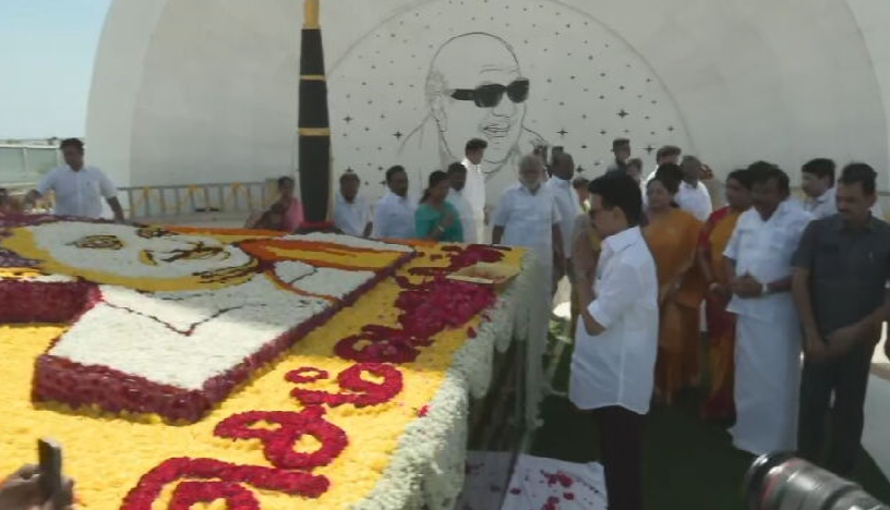 கலைஞர் 102 : நினைவிடத்தில் முதலமைச்சர் ஸ்டாலின் மரியாதை!