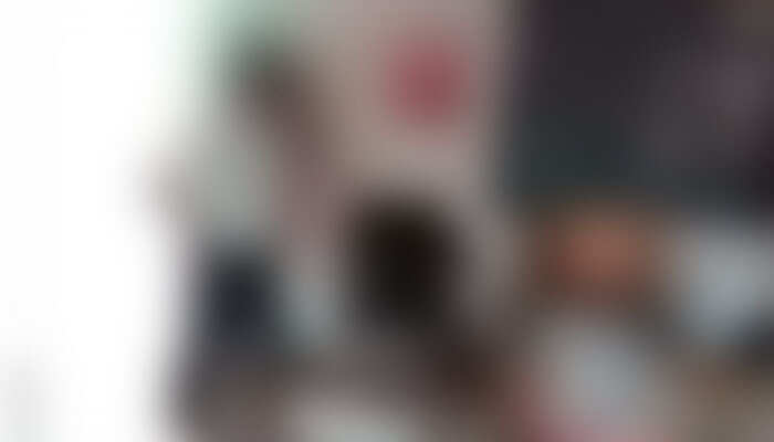 மாணவிக்கு முத்தம் கொடுத்த தலைமையாசிரியர் - ஜன்னல் வழியே வீடியோ எடுத்த மாணவர்கள்