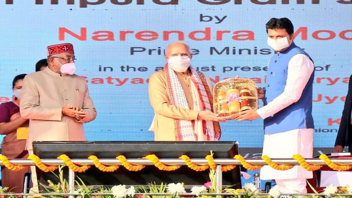 திரிபுராவை வடகிழக்கு மாநிலங்களின் நுழைவாயிலாக மேம்படுத்தும் பணி நடந்து வருகிறது... பிரதமர் மோடி