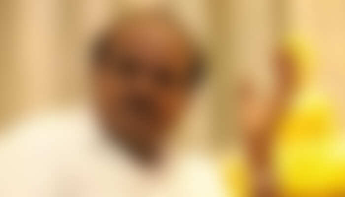 மினரல் வாட்டரில் குளித்த மாஜி முதல்வர்! மாநிலத்தில் சலசலப்பு