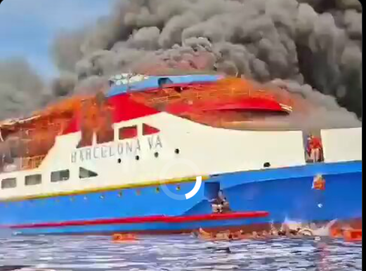 இந்தோனேசியா: சொகுசு கப்பலில் பயங்கர தீ விபத்து..!! கடலில் குதித்து பயணிகள் உயிர் தப்பிய அதிர்ச்சிக் காட்சி..