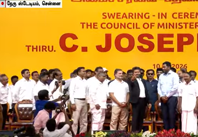மேடையில் செல்ஃபி வீடியோ எடுத்த முதல் முதலமைச்சர்