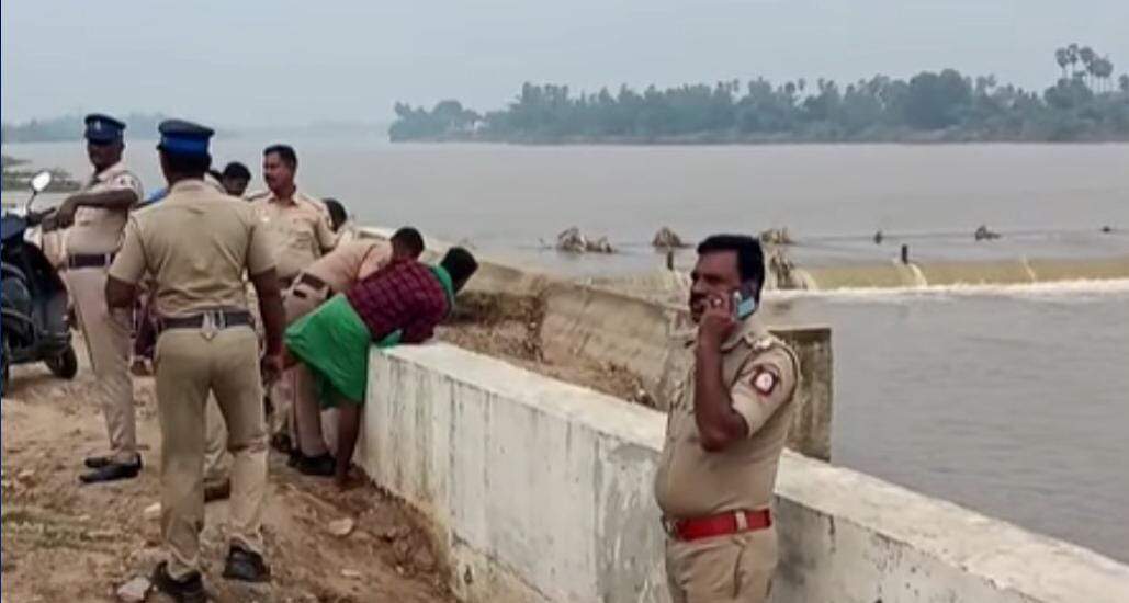 தென்பெண்ணை ஆற்றில் 2 பச்சிளம் குழந்தைகளின் சடலம் மீட்பு