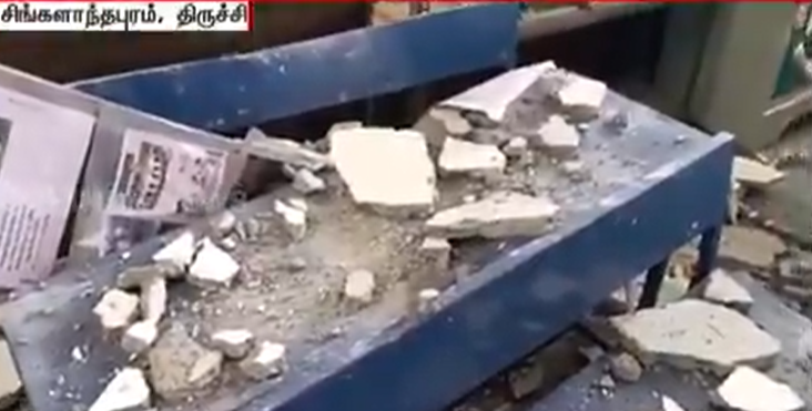 அரசு பள்ளியில் மேற்கூரை இடிந்து விழுந்ததால் பரபரப்பு