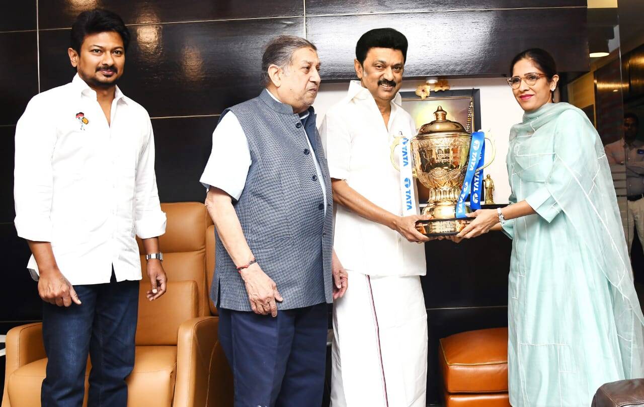 ஐபிஎல் கோப்பையை முதலமைச்சர் மு.க.ஸ்டாலினிடம் வழங்கி வாழ்த்து பெற்ற சீனிவாசன்