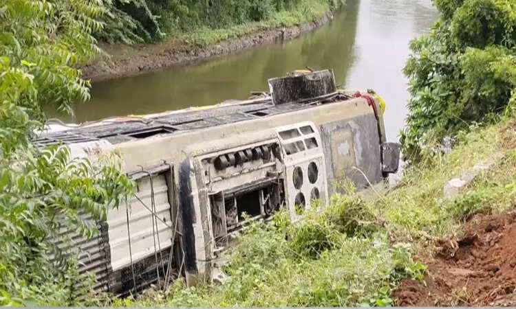 ஓட்டுநரின் கட்டுப்பாட்டை இழந்த ஆம்னி பேருந்து வாய்க்காலுக்குள் கவிழ்ந்து விபத்து - 21 பயணிகள் படுகாயம்..!