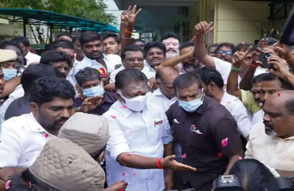 கம்யூனிஸ்ட் போல இயங்கி வந்த கட்சி அமைப்பில் ஒரு தனிநபர்... ஓபிஎஸ் தரப்பு வைத்த வாதம்