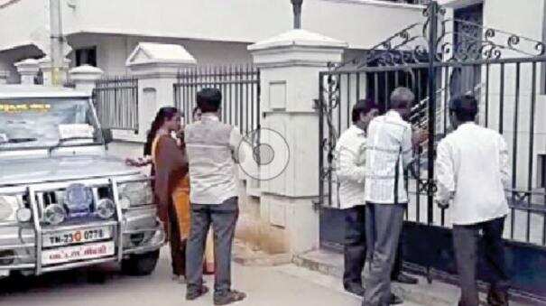 அனுமதியின்றி அதிமுக கூட்டம்- மண்டபத்துக்கு சீல்