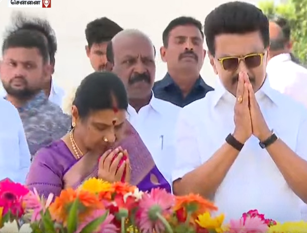 கருணாநிதி நினைவிடத்தில் மனைவியுடன் முதல்வர் ஸ்டாலின் மரியாதை