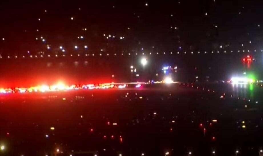 அமெரிக்காவில் விமானம் - ஹெலிகாப்டர் நேருக்கு நேர் மோதி விபத்து - 19 பேர் பலி