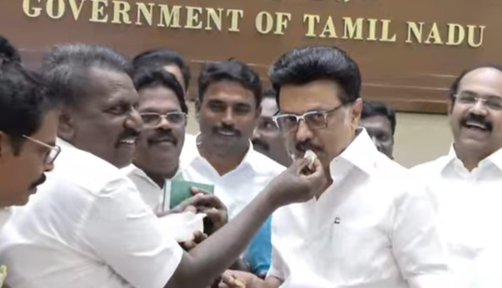 23 ஆண்டுகால காத்திருப்புக்கு முற்றுப்புள்ளி! 'புதிய ஓய்வூதியத் திட்டம்' - முதலமைச்சருக்கு இனிப்பு ஊட்டி அரசு ஊழியர்கள் வரவேற்பு..!