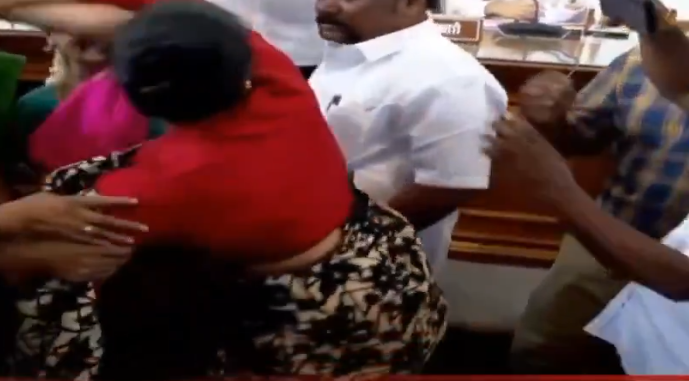 #JUST IN : கோவையில் பரபரப்பு..! பெண் கவுன்சிலரை கீழே தள்ளிவிட்ட திமுகவினர்..!