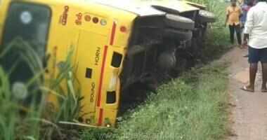 ஓட்டுநர்களுக்கிடையே போட்டி....கவிழ்ந்த பள்ளி வேன் - 16 மாணவர்கள் காயம்