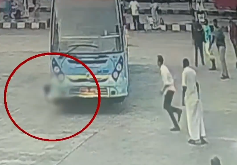 #BREAKING : கிளாம்பாக்கத்தில் நடந்து சென்ற பயணி மீது மாநகர பேருந்து மோதி விபத்து..!பதைபதைக்க வைக்கும் சிசிடிவி காட்சி!