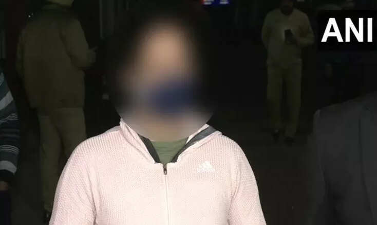 ஒரு மாசத்துக்கு ஒரு கோடி ரூபா தர்றேன்.. எந்த நாட்டுக்காவது ஓடிப்போயிடு..பாலியல் புகார் சொன்ன பெண்ணுக்கு அமைச்சர் மிரட்டல்