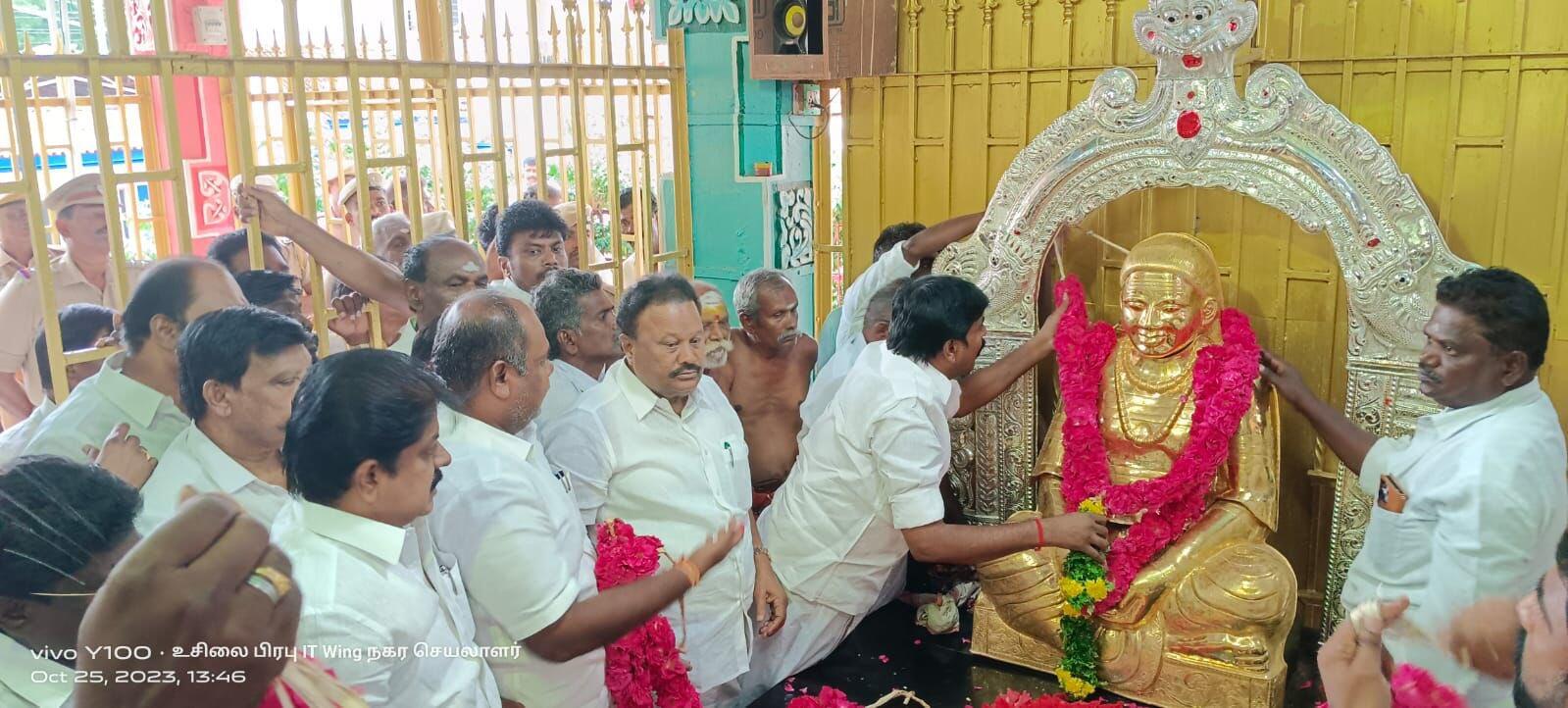 தேவர் தங்கக் கவசம் தேவர் நினைவிட பொறுப்பாளர்களிடம் ஒப்படைப்பு