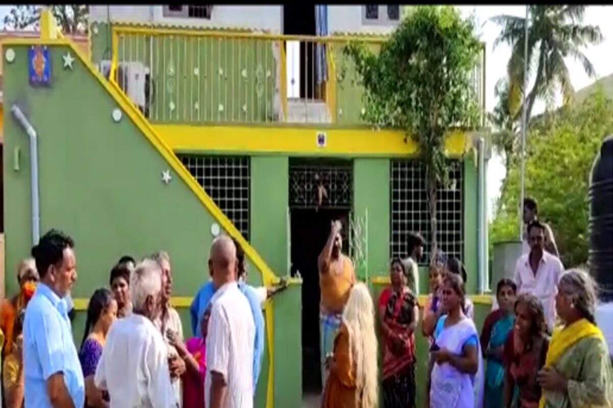 ஒரே குடும்பத்தை சேர்ந்த 3 பேர் தூக்கிட்டு தற்கொலை... கலங்க வைக்கும் சம்பவம்!!