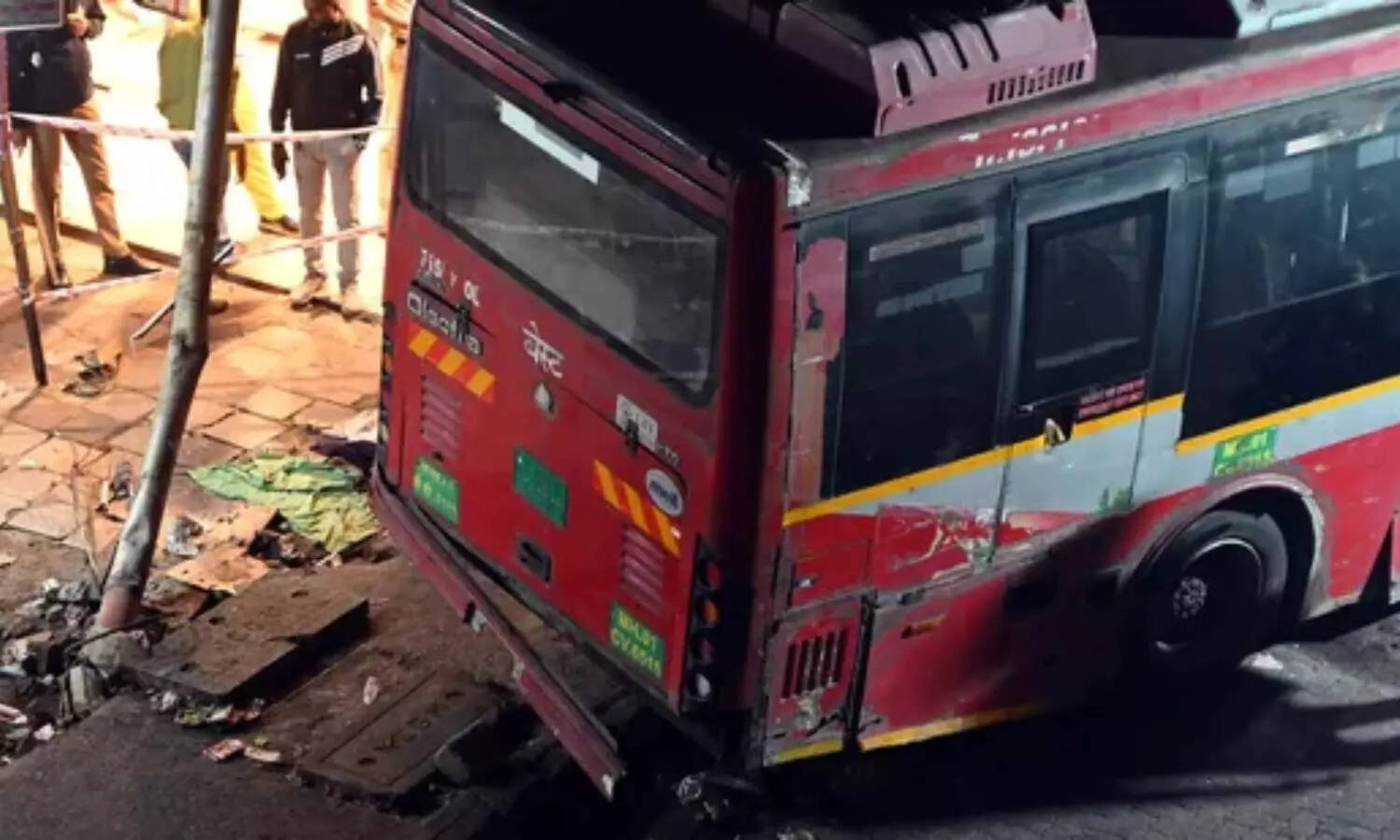 ஷாக்கிங் நியூஸ் : 13 பேர் மீது ஏறி இறங்கிய பஸ்.. 4 பேர் பரிதாப பலி..!