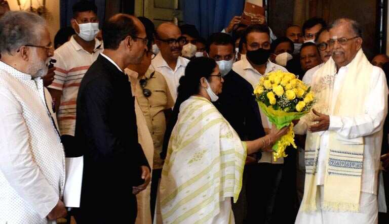 மம்தா பானர்ஜி சென்னை வருகை- முகாம் அலுவலகத்தில் முதல்வர் ஸ்டாலினுடன் ஆலோசனை