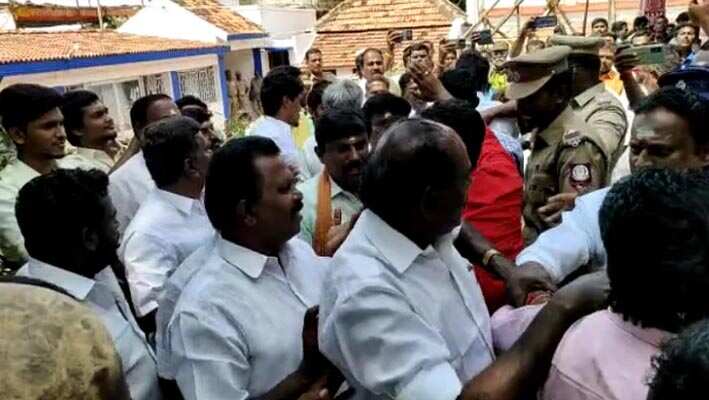 மாஜி அமைச்சர் உதயகுமார் விரட்டியடிப்பு - பசும்பொன்னில் பரபரப்பு