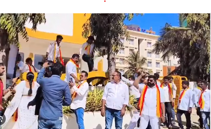 கர்நாடகாவில் கடைகளின் ஆங்கில பெயர் பலகையை அடித்து உடைத்து போராட்டம்