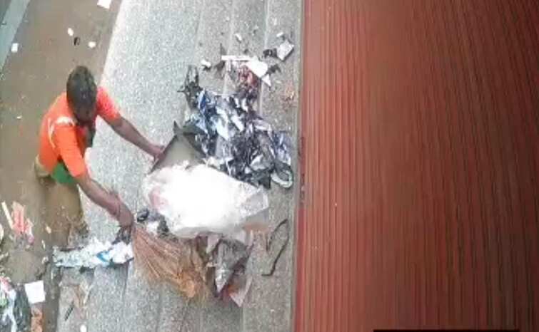 தீபாவளி போனஸ் தராத உரிமையாளர்... கடையின் முன் குப்பைகளை கொட்டிய மாநகராட்சி ஊழியர்!