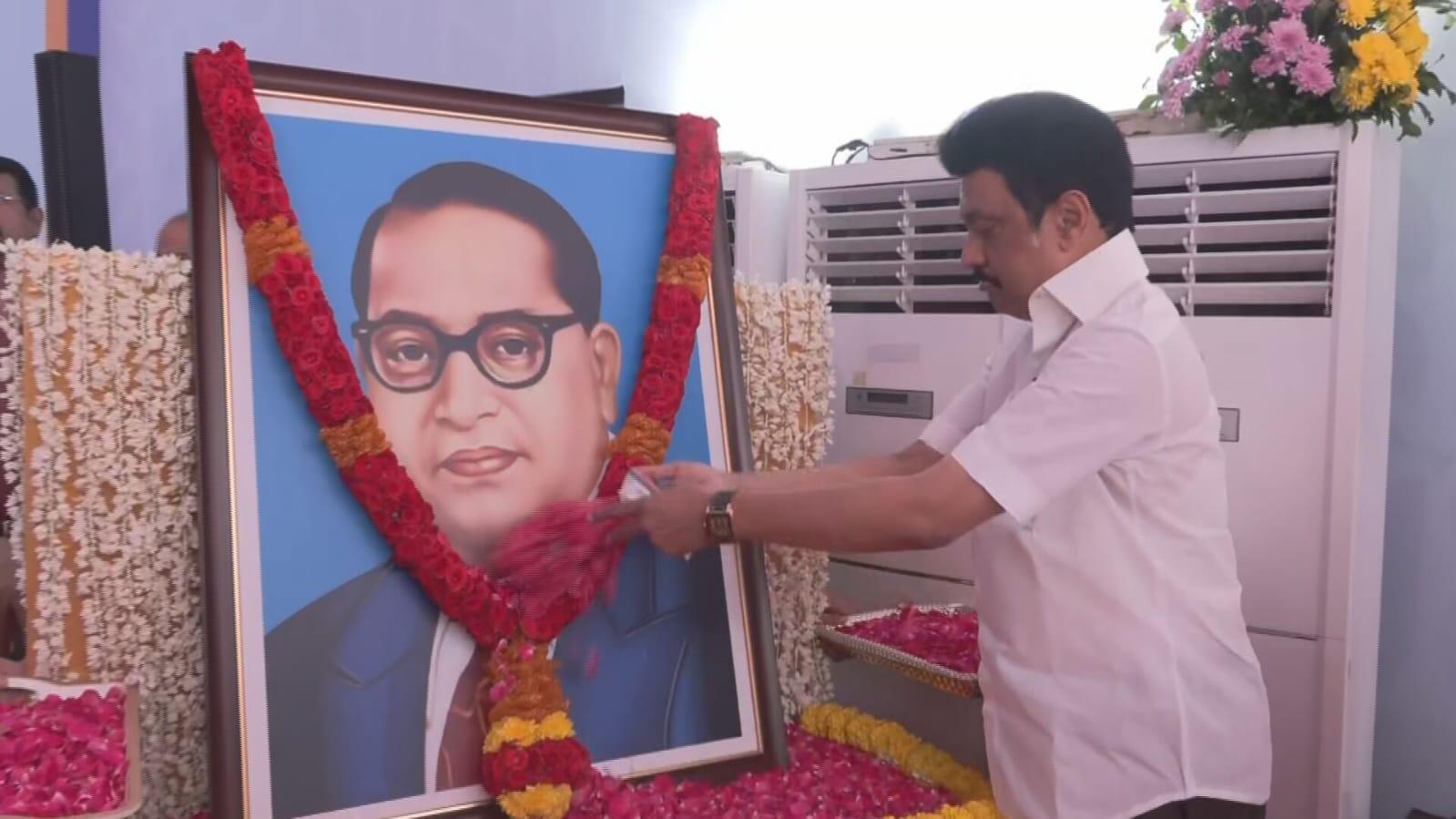 அம்பேத்கரின் புகைப்படத்திற்கு முதலமைச்சர் மு.க.ஸ்டாலின் மரியாதை